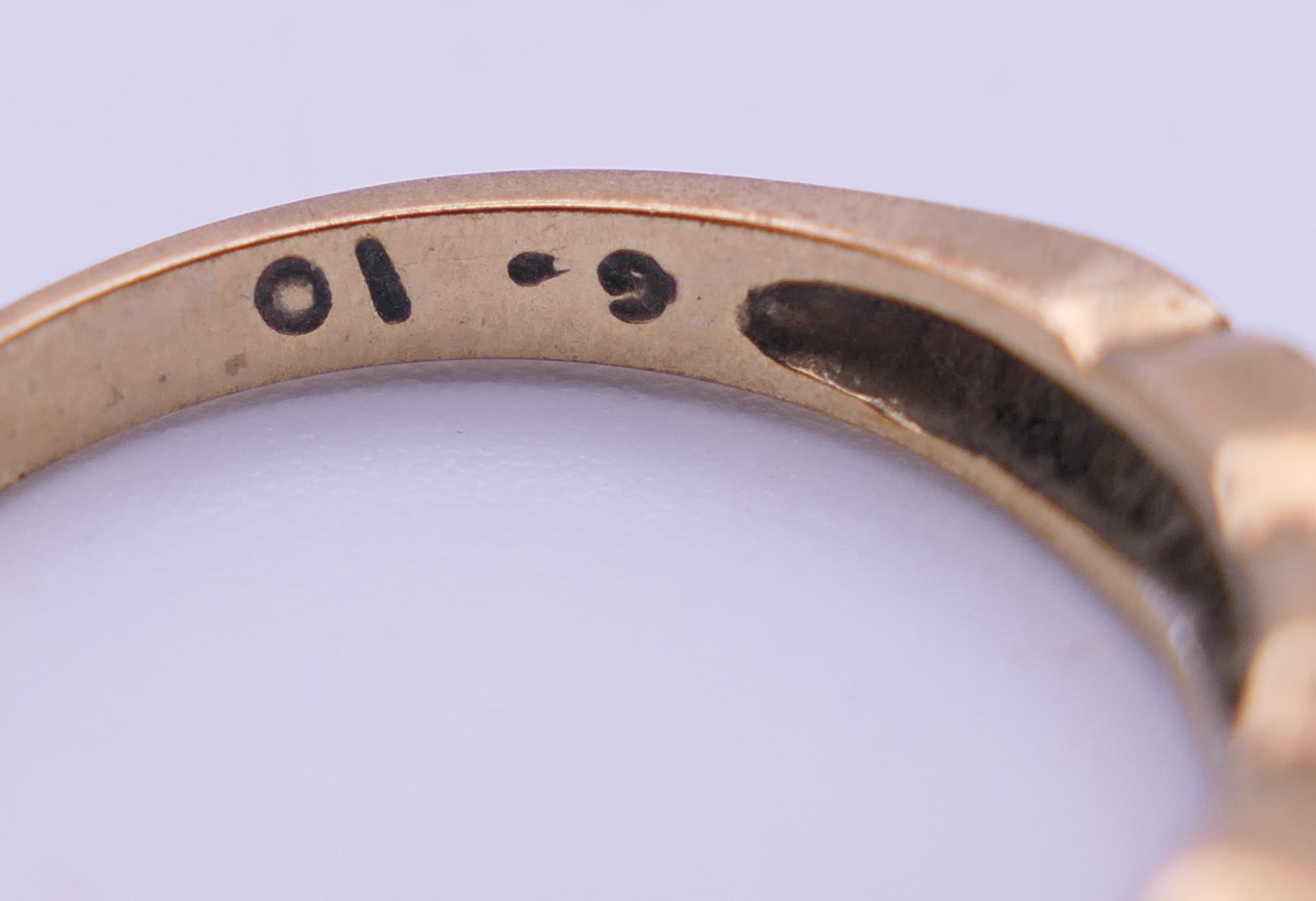 A 9 ct gold bracelet (2.8 grammes), an 18 ct gold and diamond ring (2. - Image 9 of 15
