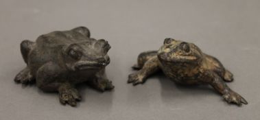 Two patinated bronze frogs. The larger 8.5 cm long.