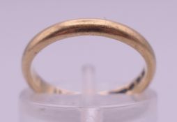 A 9 ct gold wedding band. Ring size I/J. 1.9 grammes.