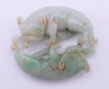A jade roundel of two dogs-of-fo. 5 x 5.5 cm.