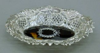 A silver and tortoiseshell bon bon dish. 13 cm long. 27.7 grammes total weight.