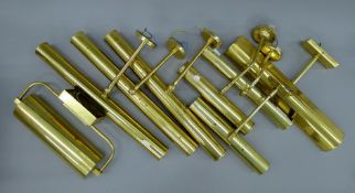 A quantity of brass picture lights of various sizes. The largest 35 cm wide.