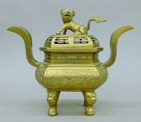 A bronze censor topped with a dog-of-fo. 28 cm high.