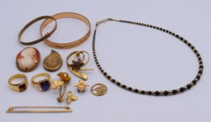 A quantity of various yellow metal jewellery, to include: rings, brooches, bangles, a locket,