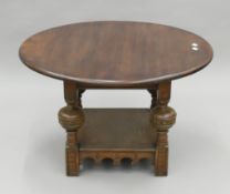 An early 20th century oak coffee table. 88 cm diameter.