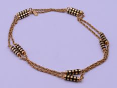 A Gucci necklace with gold-toned and black barrel-shaped links. 92 cm long.