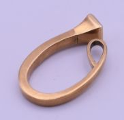 A vintage Gucci 9 ct gold stirrup form key holder. 3.5 cm high. 7.2 grammes.