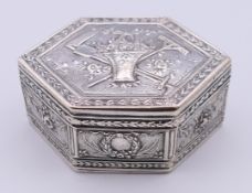 A Continental silver box. 7 cm wide. 74 grammes.