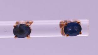 A pair of 18 K gold and sapphire ear studs. 5 mm high. 1.1 gramme total weight.