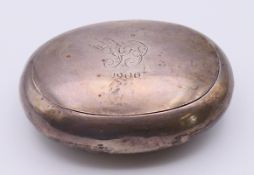 A silver oval snuff box, the lid engraved with initials and date 1906. 8 cm wide.