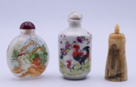 Three Chinese snuff bottles. The largest 7.5 cm high.