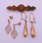 A 10 ct gold brooch (3 grammes total weight) and two pairs of 9 ct gold earrings (1.9 grammes).