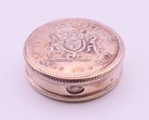 A Silver Jubilee 1952-1977 silver pill box. 2.5 cm diameter. 19.4 grammes.