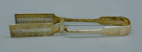 A pair of silver-plated asparagus tongs. 25 cm long.