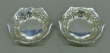 A pair of silver bonbon dishes. 10 cm wide. 66.6 grammes.