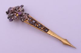 A gilt metal turban pin. 11 cm long.