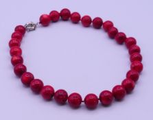 A coral bead necklace. 44 cm long.