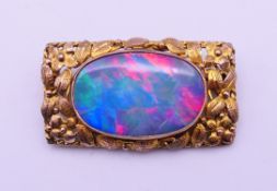 A 9 ct gold opal brooch. 3 cm wide. 5.6 grammes total weight.