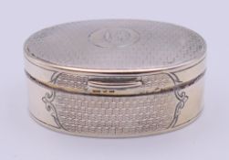 An engraved silver snuff box. 5 cm wide. 34.1 grammes.