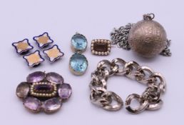 A quantity of jewellery,