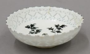 A late 17th/early 18th century Gambroon pottery bowl. 13 cm diameter.