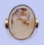 An 18 ct gold agate ring. Ring size S. 5.5 grammes total weight.