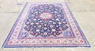 A fine Persian handmade Sarough carpet. 430 x 305 cm.
