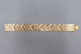 Hallmarked 9ct yellow, white and rose gold tricolour brick-link belt bracelet, comprising chevron-