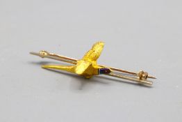 Hallmarked 9ct yellow gold bar brooch, comprising a gold-plated metal gliding pheasant with delicate