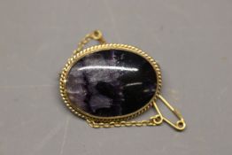 Hallmarked 9ct yellow gold Derbyshire Blue John (fluorite) oval bar brooch, comprised of an oval