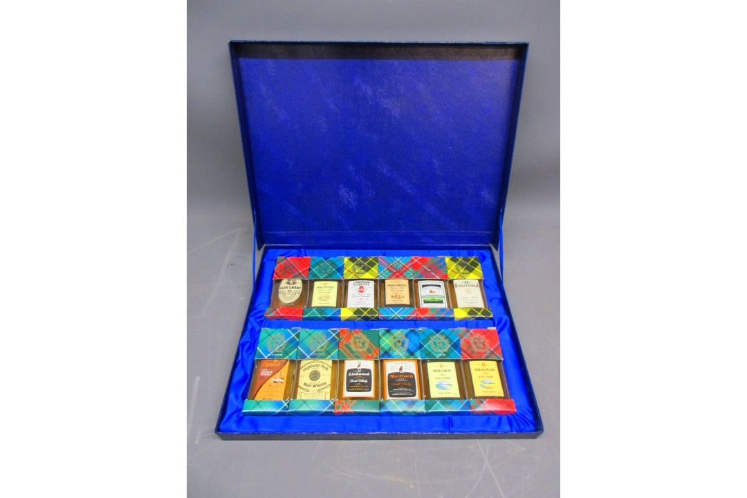 Fortnum & Mason gift boxed tartan set of 12 single malt whisky miniatures, aged 12 years, c100ml - Bild 2 aus 8