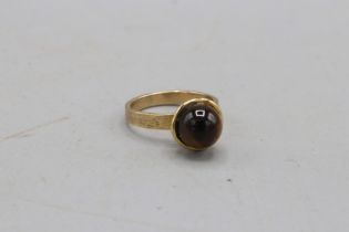 Hallmarked 9ct yellow gold tiger's eye bead solitaire ring, comprising a 7.5mm tiger's eye bead