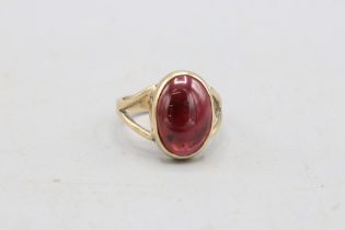 Hallmarked 9ct yellow gold cabochon rhodolite solitaire ring, comprising one oval cabochon rhodolite