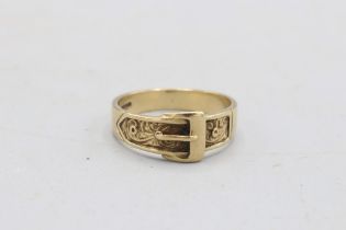 Hallmarked 9ct yellow gold buckle ring with floral scrollwork engraving, 6mm gauge at the front