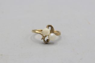 Hallmarked 9ct yellow gold pearl toi et moi ring, comprised of two 4.8mm pearls in a scrollwork