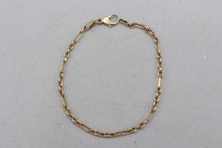 Stamped 9ct yellow gold belcher Figaro link bracelet, with double ribbed link detail. Length 8".