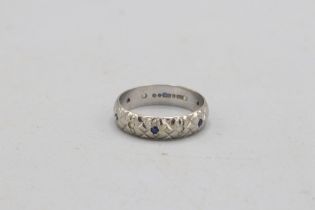 Hallmarked 9ct white gold diamond cut blue and white stone band ring, comprised of alternating round