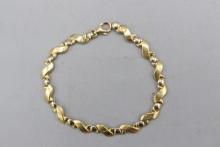 Stamped 18ct yellow gold stylised S-link bracelet with interspersed circular links and lobster