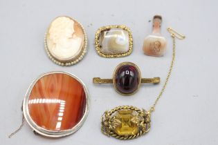 Mixed lot of assorted Victorian gem-set jewellery, comprising a gilt metal brown banded agate bar