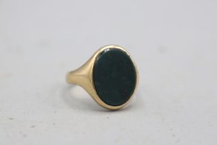 Stamped 9ct yellow gold bloodstone signet ring, comprising a 16 × 12mm oval bloodstone head, set
