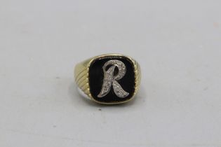 Stamped 14ct yellow gold 'R' head onyx signet ring, comprised of a white gold 'R' relief head pavé-