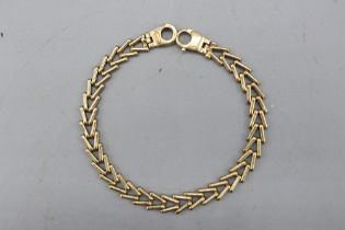 Hallmarked 9ct yellow gold V-link bracelet, comprising chevron links with stylised lobster claw
