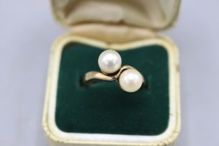 Stamped 9ct yellow gold pearl toi et moi ring, comprising two 6mm pearl beads set to offset