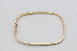 Hallmarked 9ct yellow gold hinged bangle with rounded rectangular profile, 3mm width, fitted with