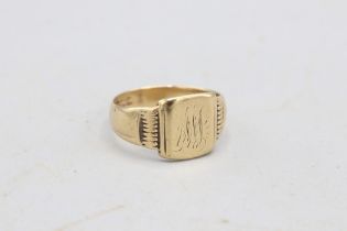 Hallmarked 9ct yellow gold square-head engraved signet ring, with initial engraving showing wear
