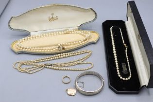 Mixed lot of gold, silver and pearl jewellery, comprising a stamped 9ct yellow gold floral-