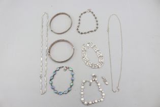 Mixed lot of silver jewellery, comprised of two sterling silver hinged bangles, a sterling silver