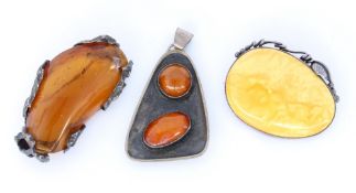 DREI TEILE BERNSTEINSCHMUCK. 2