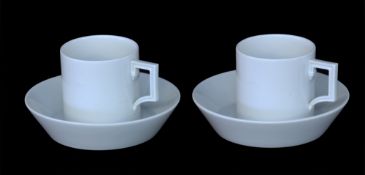 ZWEI ESPRESSOTASSEN MIT U-TELLERN.