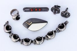 FÜNF TEILE DESIGNERSCHMUCK. Silber.